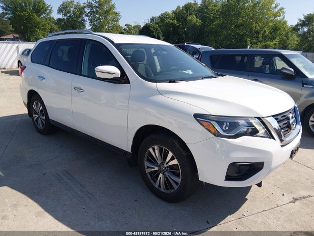 Salvage Nissan Pathfinder Image