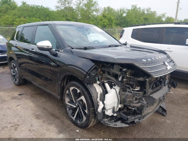 Salvage Mitsubishi Outlander Image