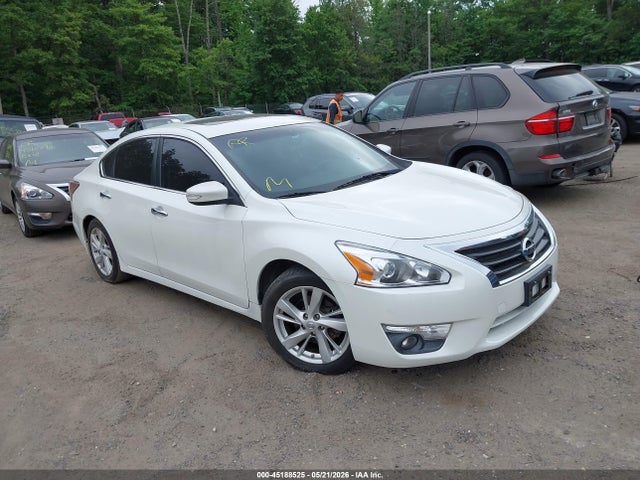 Salvage Nissan Altima Image