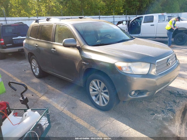 Salvage Toyota Highlander Image