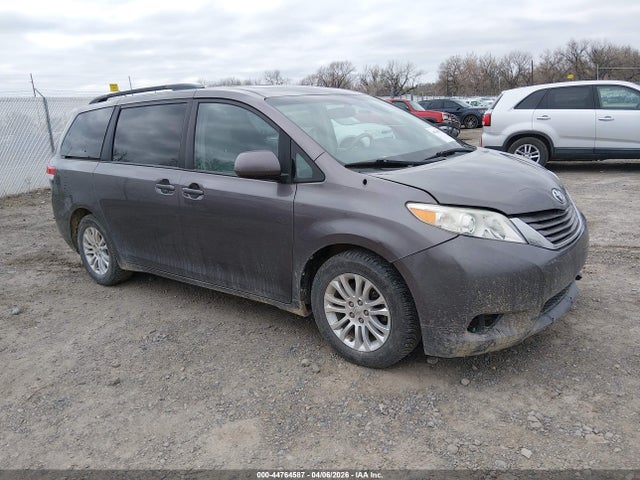 Salvage Toyota Sienna Image