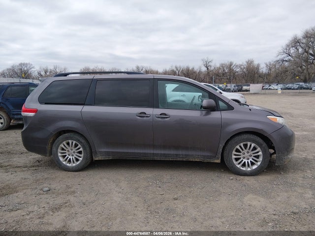 Toyota Sienna Xle V6