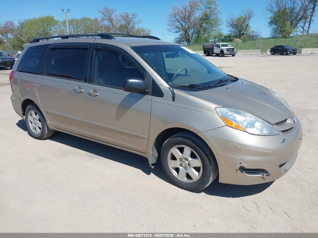 Salvage Toyota Sienna Image