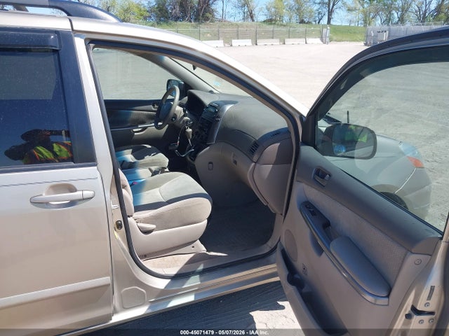 Toyota Sienna Le