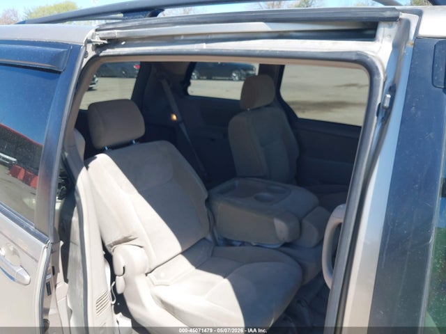 Toyota Sienna Le