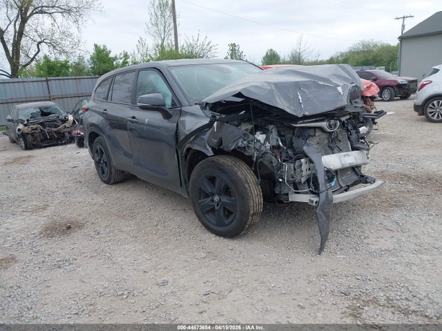 Salvage Toyota Highlander Image