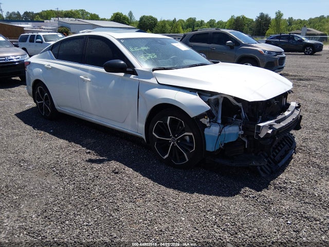 Salvage Nissan Altima Image