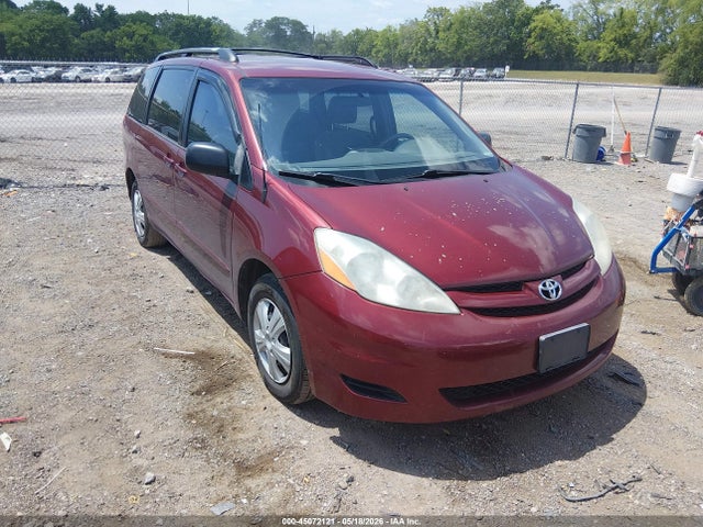 Salvage Toyota Sienna Image
