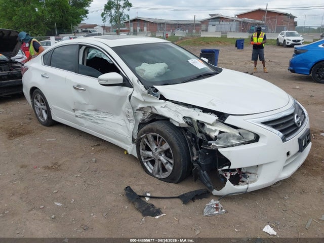 Salvage Nissan Altima Image