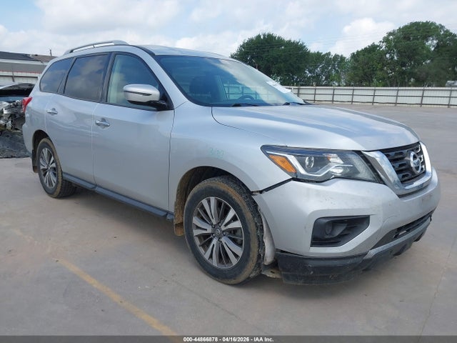 Salvage Nissan Pathfinder Image