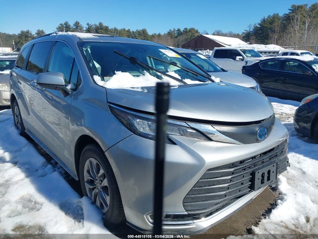 Salvage Toyota Sienna Image