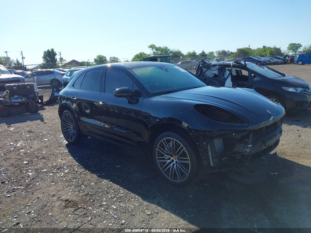 Salvage Porsche Macan Image