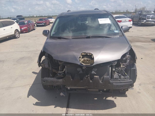 Toyota Sienna Xle Premium 8 Passenger