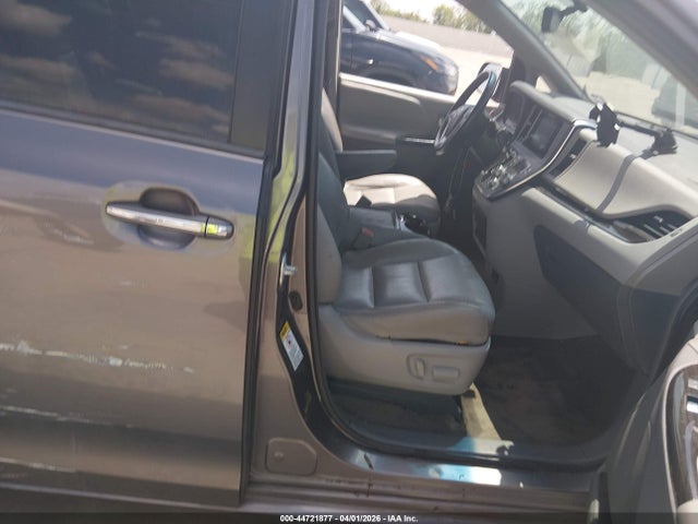 Toyota Sienna Xle Premium 8 Passenger