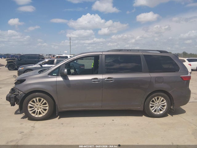 Toyota Sienna Xle Premium 8 Passenger