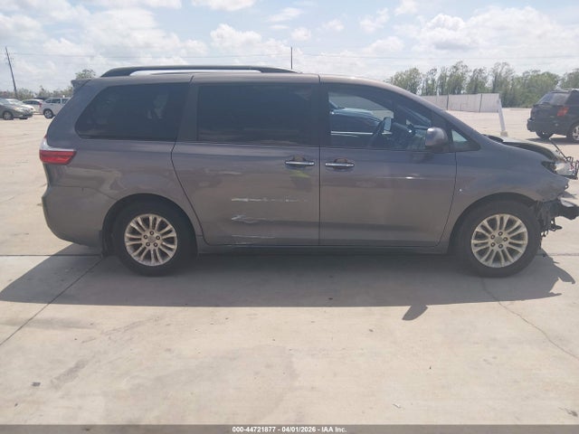 Toyota Sienna Xle Premium 8 Passenger