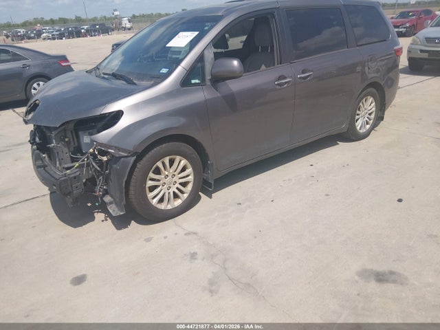Toyota Sienna Xle Premium 8 Passenger