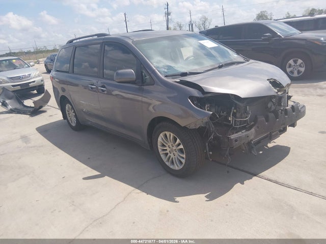 Salvage Toyota Sienna Image