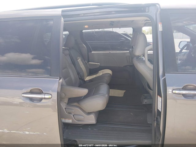 Toyota Sienna Xle Premium 8 Passenger