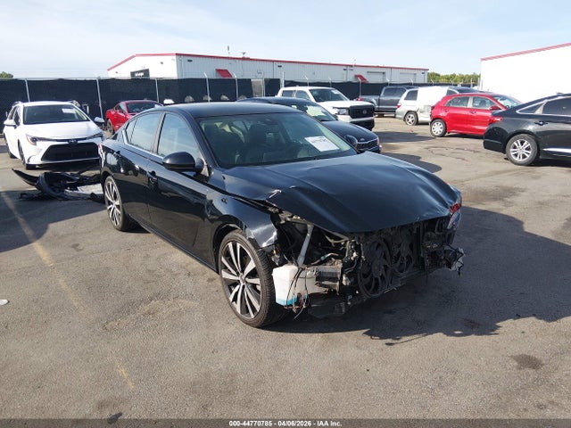 Salvage Nissan Altima Image