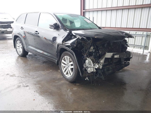 Salvage Toyota Highlander Image