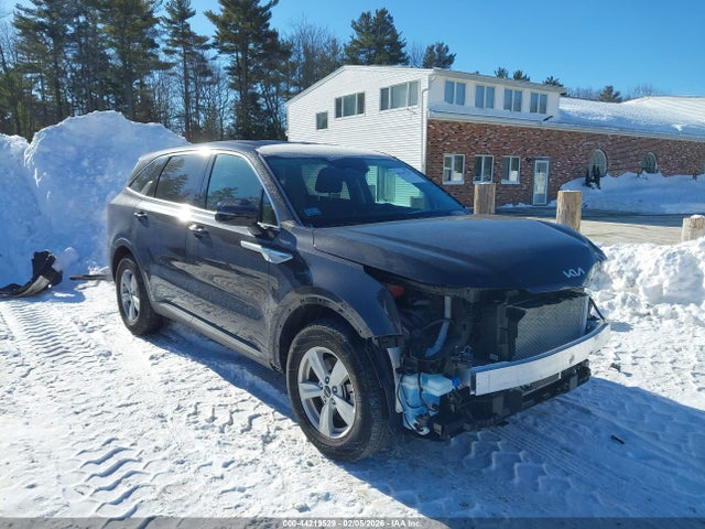 Salvage Kia Sorento Image