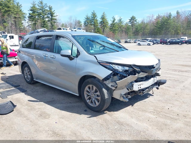 Salvage Toyota Sienna Image