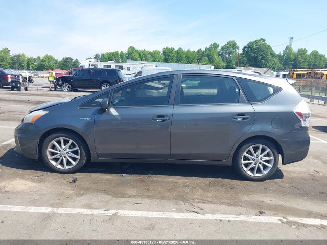 Toyota Prius v Five