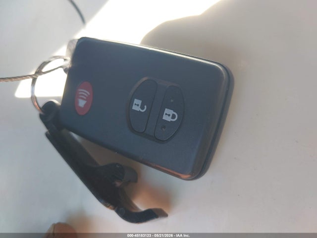 Toyota Prius v Five