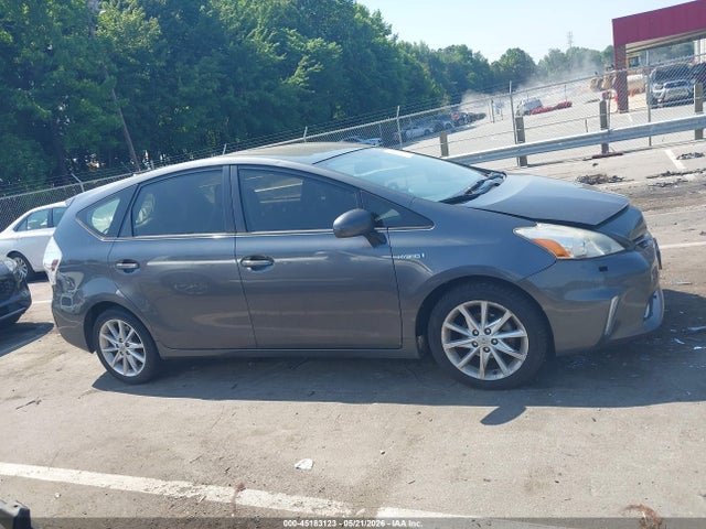 Toyota Prius v Five
