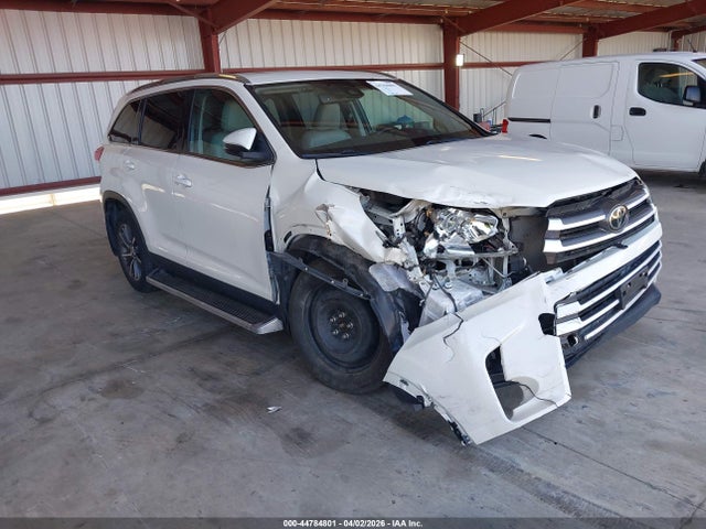 Salvage Toyota Highlander Image