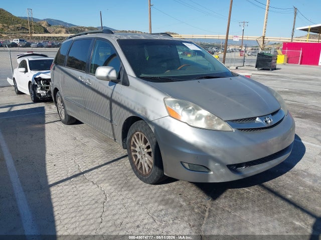 Salvage Toyota Sienna Image