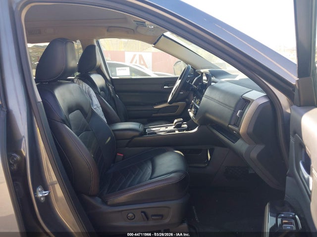 Nissan Pathfinder Platinum Fwd