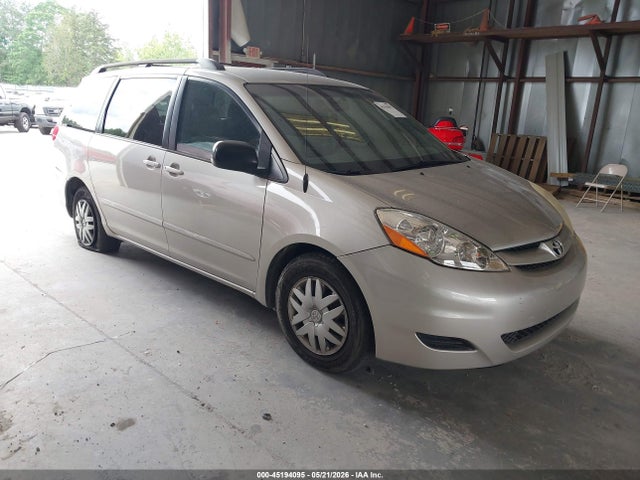 Salvage Toyota Sienna Image