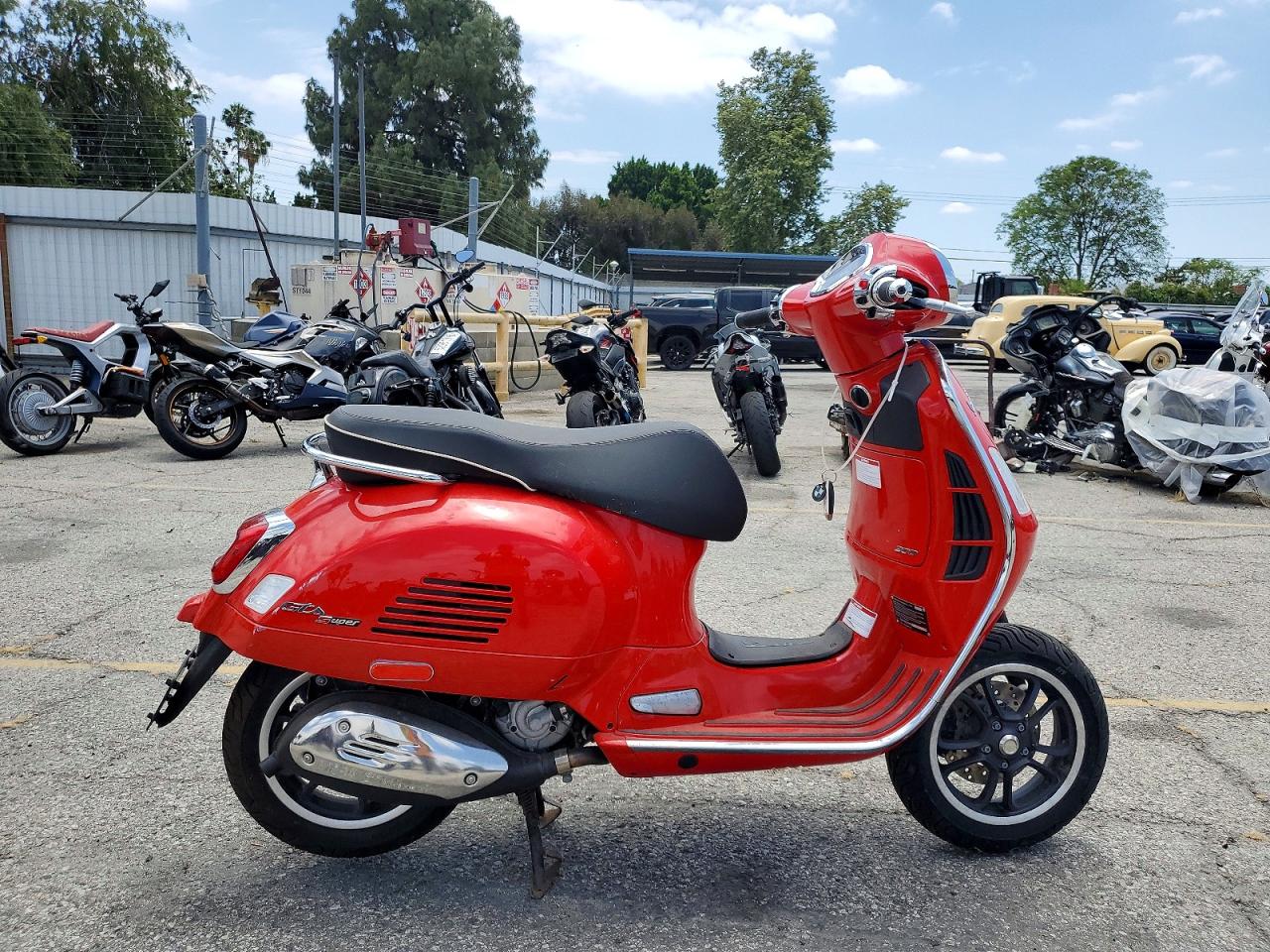 Salvage Vespa Gts Sei Giorni Image