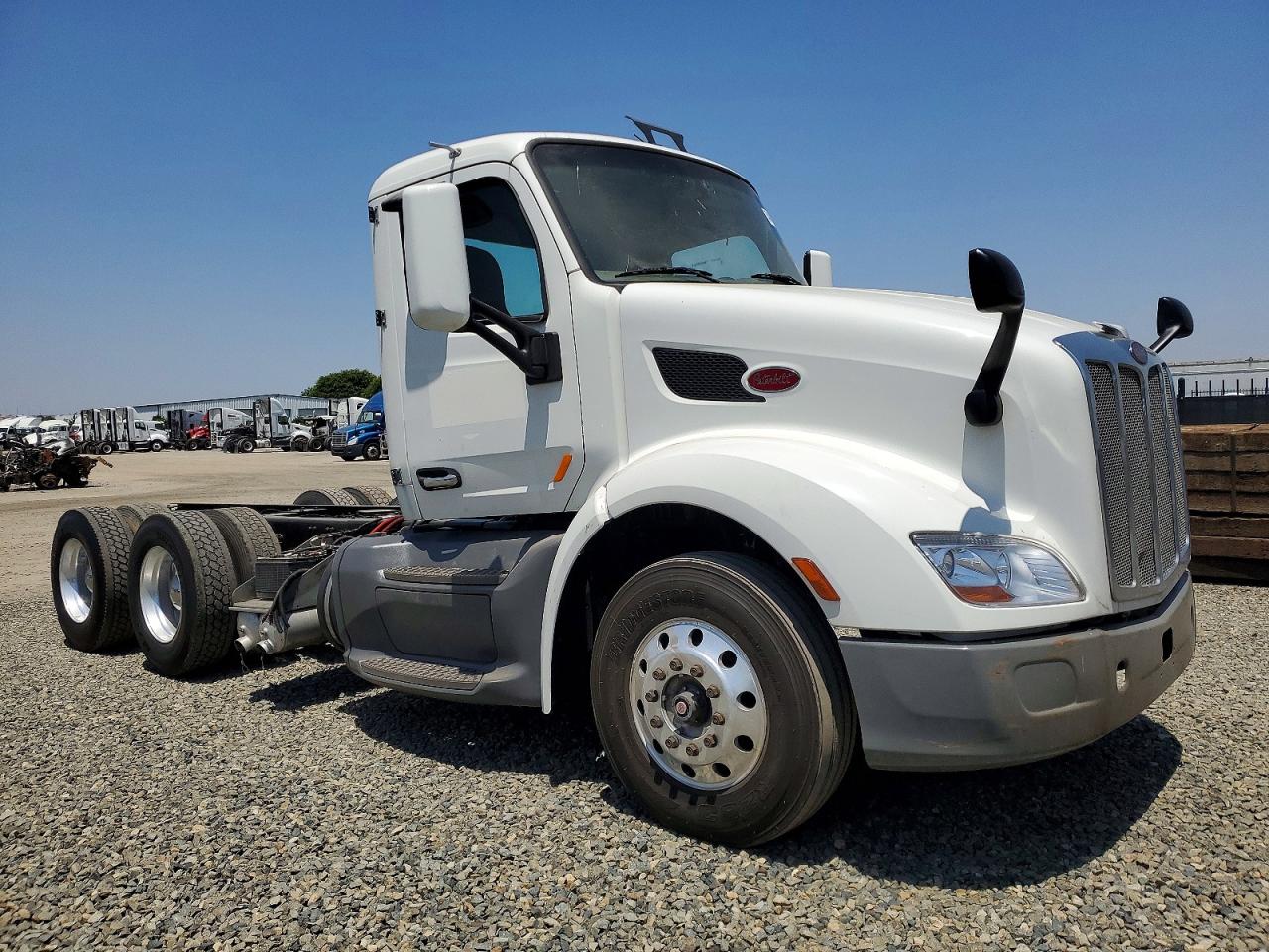 Salvage Peterbilt 579 Image