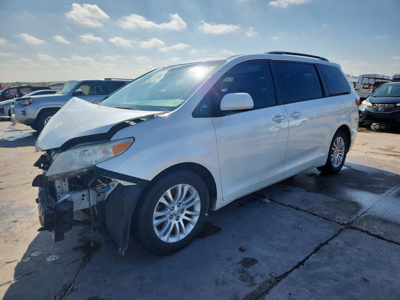 Salvage Toyota Sienna Image