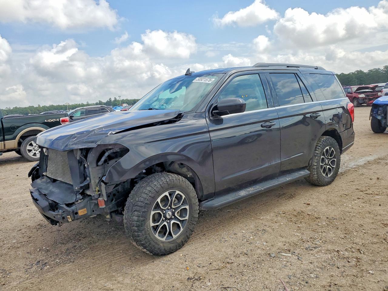 Salvage Ford Expedition Image