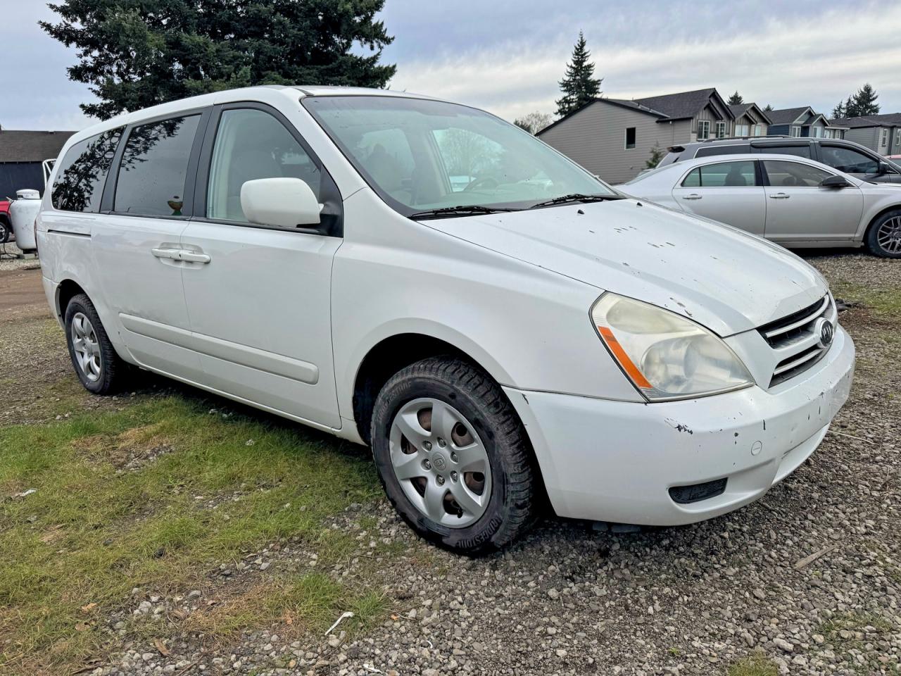 Salvage Kia Sedona Image