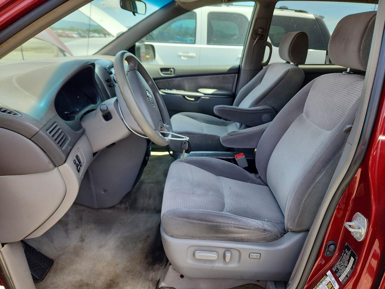 Toyota Sienna Le 8-passenger