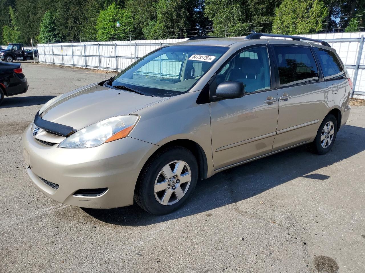 Salvage Toyota Sienna Image