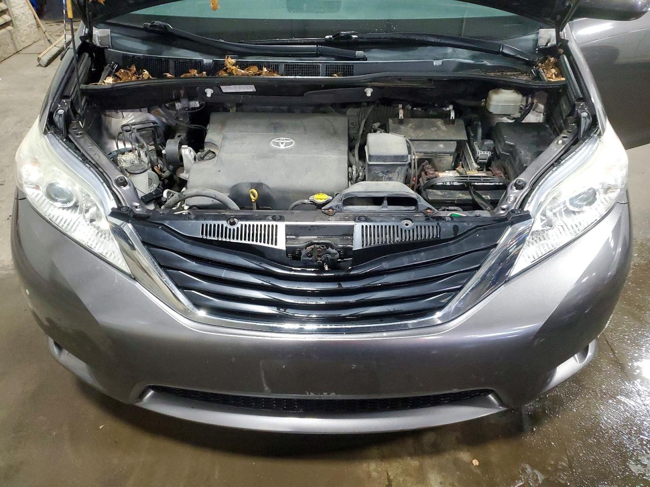 Toyota Sienna Le 8-passenger
