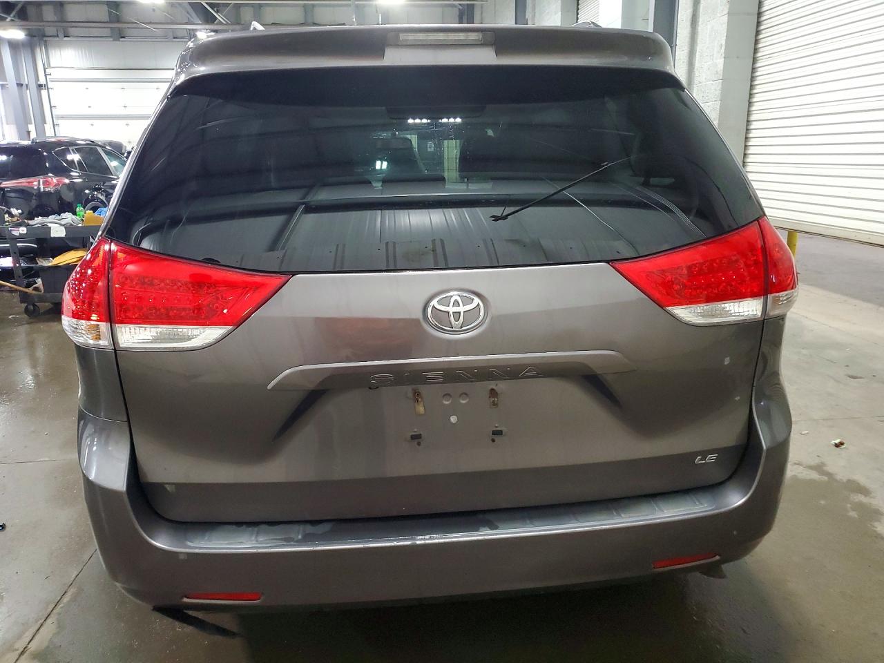 Toyota Sienna Le 8-passenger