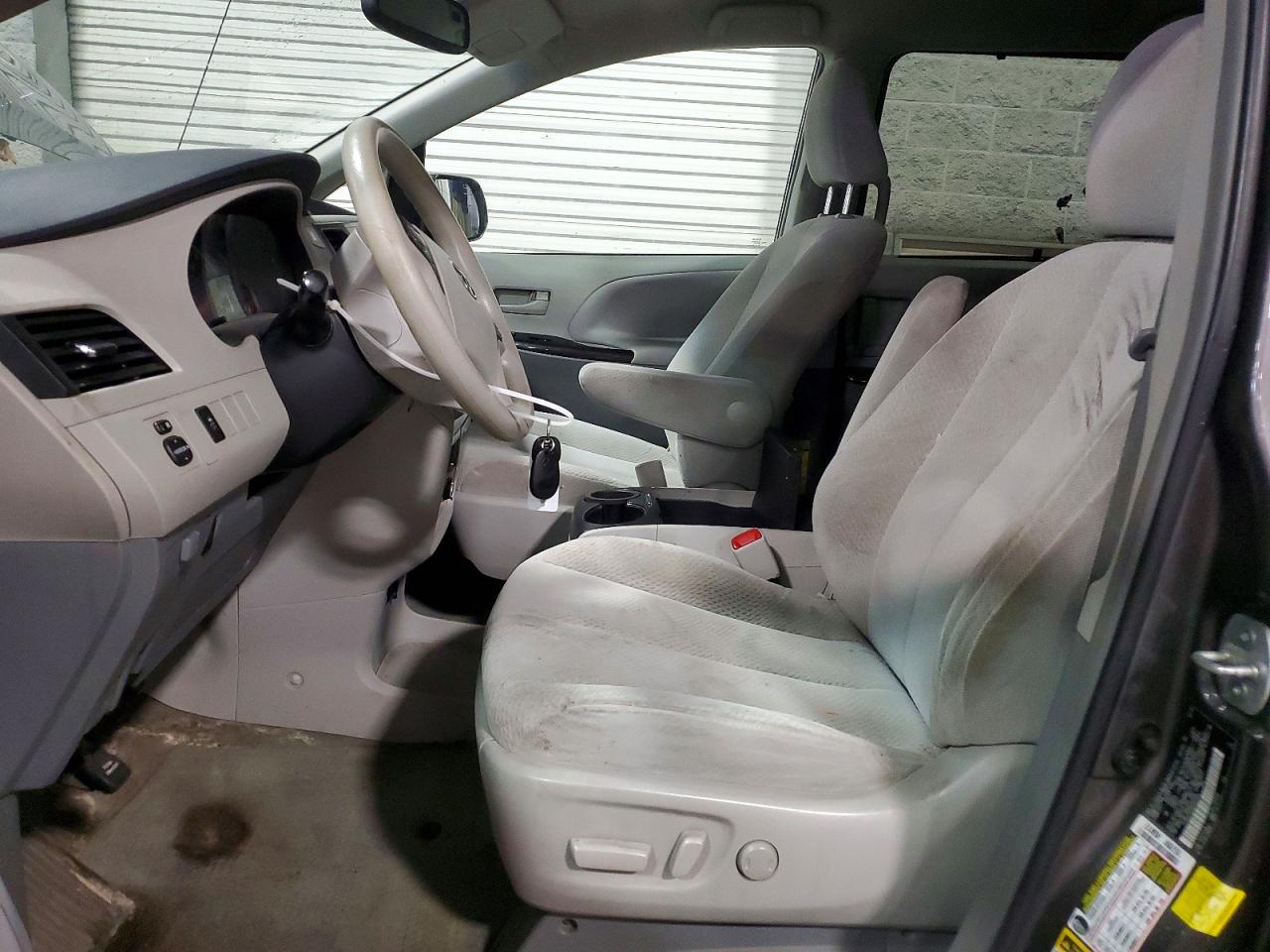 Toyota Sienna Le 8-passenger