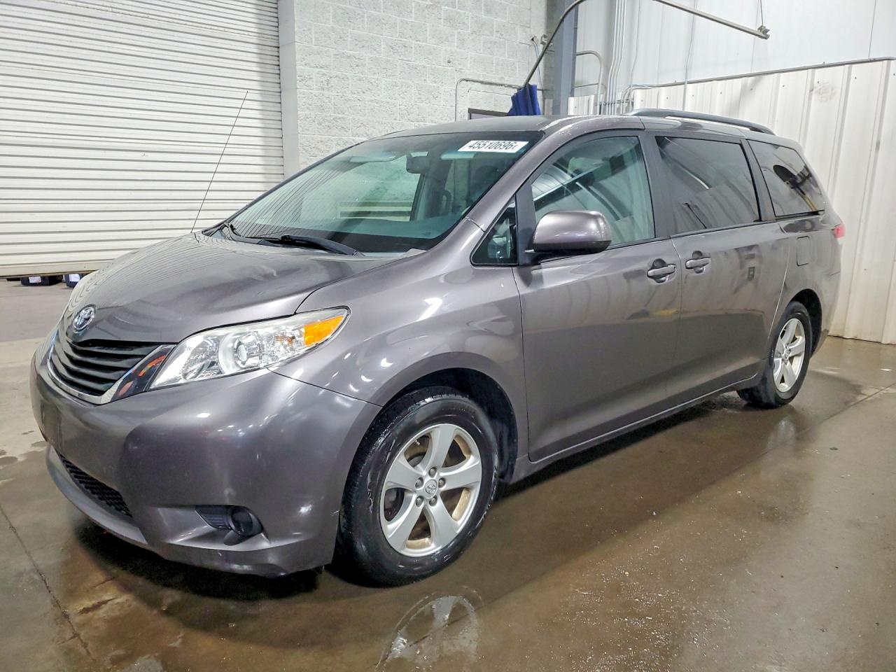 Salvage Toyota Sienna Image