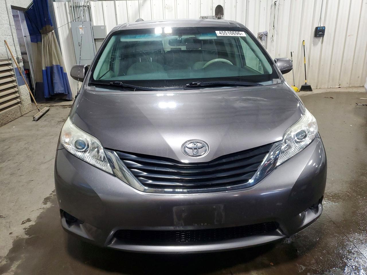 Toyota Sienna Le 8-passenger