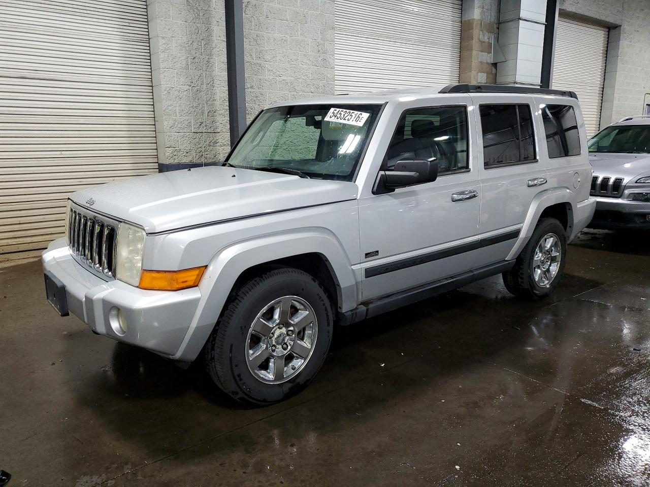 Salvage Jeep Commander Image