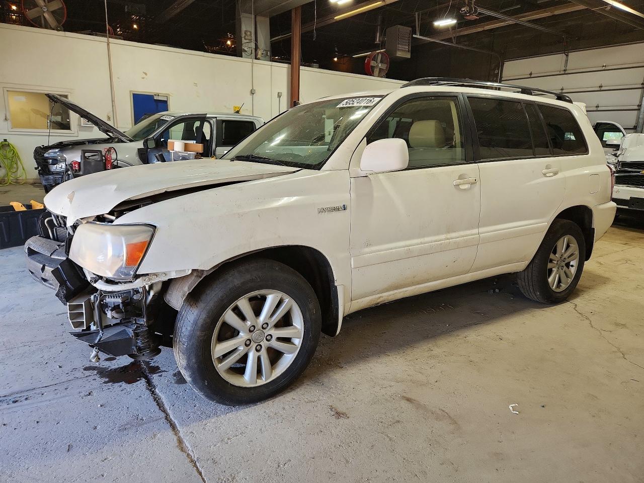 Salvage Toyota Highlander Image