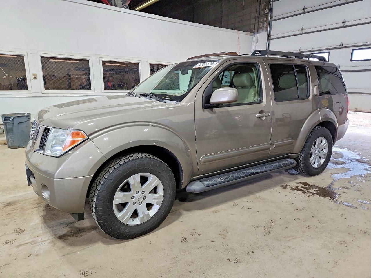 Salvage Nissan Pathfinder Image