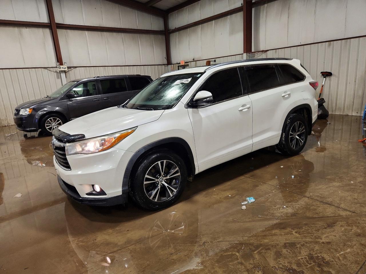 Salvage Toyota Highlander Image